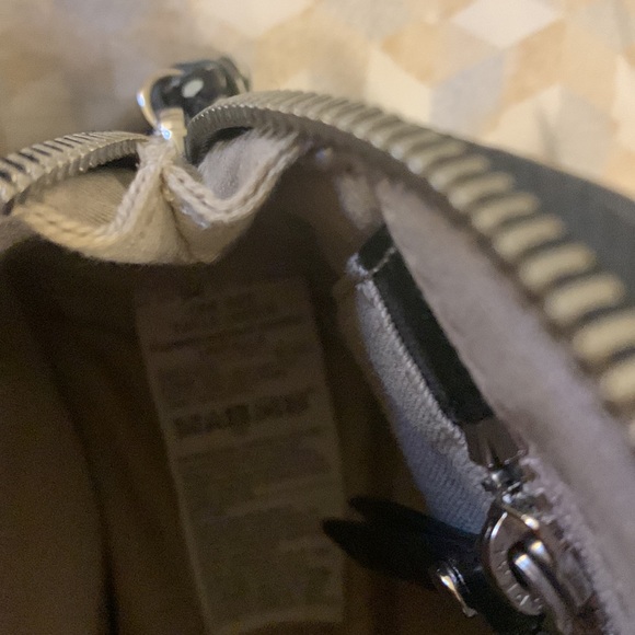 Banana Republic leather bag. - Picture 4 of 7